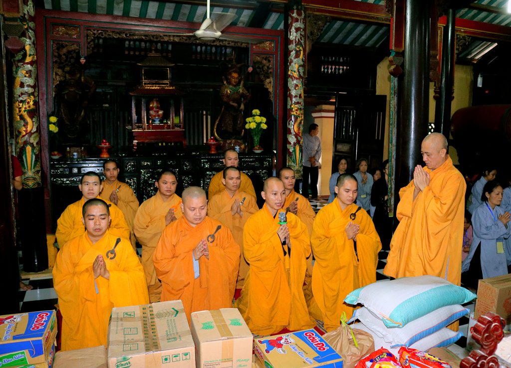 TP.HCM: Chùa Minh Đạo tổ chức thăm và cúng dường trường hạ