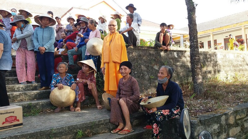 TP. Đà Nẵng: Tịnh xá Ngọc Cơ tặng quà cho hộ nghèo, người già neo đơn tật bệnh
