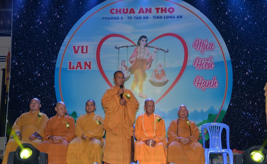 Long An: Lễ cài Hoa hồng mùa Báo hiếu tại chùa Ân Thọ