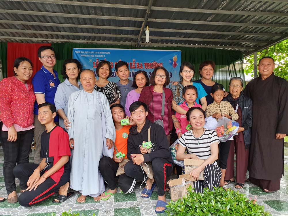 Kiên Giang: Chùa Trúc Mai phối hợp cùng đoàn y bác sĩ khám bệnh và phát quà cho người nghèo