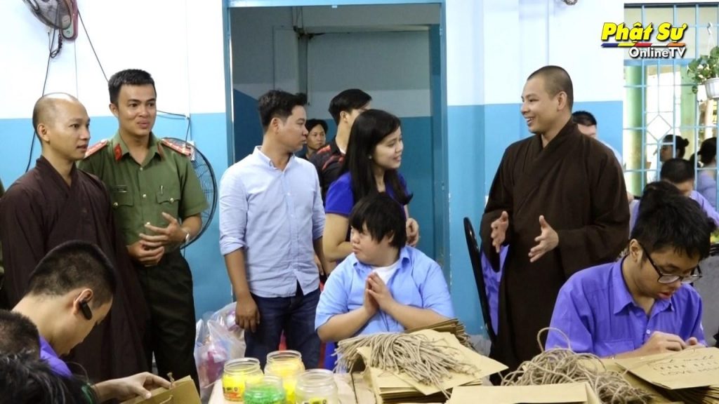 [Video] TP.HCM: Chùa Minh Đạo phát quà tại trung tâm bảo trợ dạy nghề khuyết tật