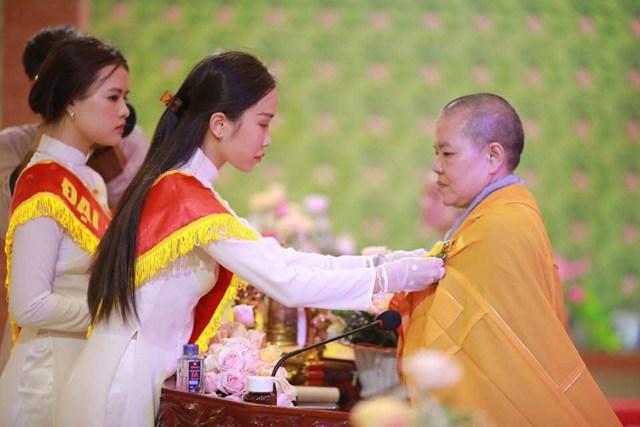 Hải Phòng: Lễ cài hoa hồng và dâng đăng cầu nguyện nhân mùa Vu Lan tại chùa Vẽ