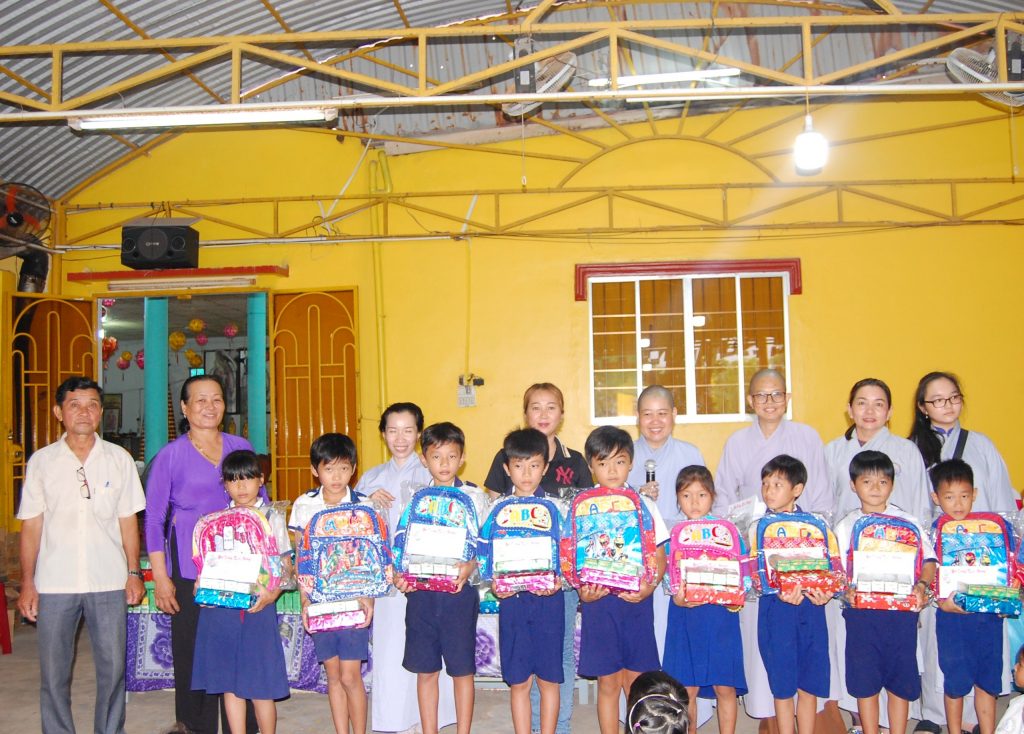 Cà Mau: Đạo tràng Pháp Đăng thành phố Hồ Chí Minh và Cần Thơ tặng quà cho học sinh huyện Cái Nước