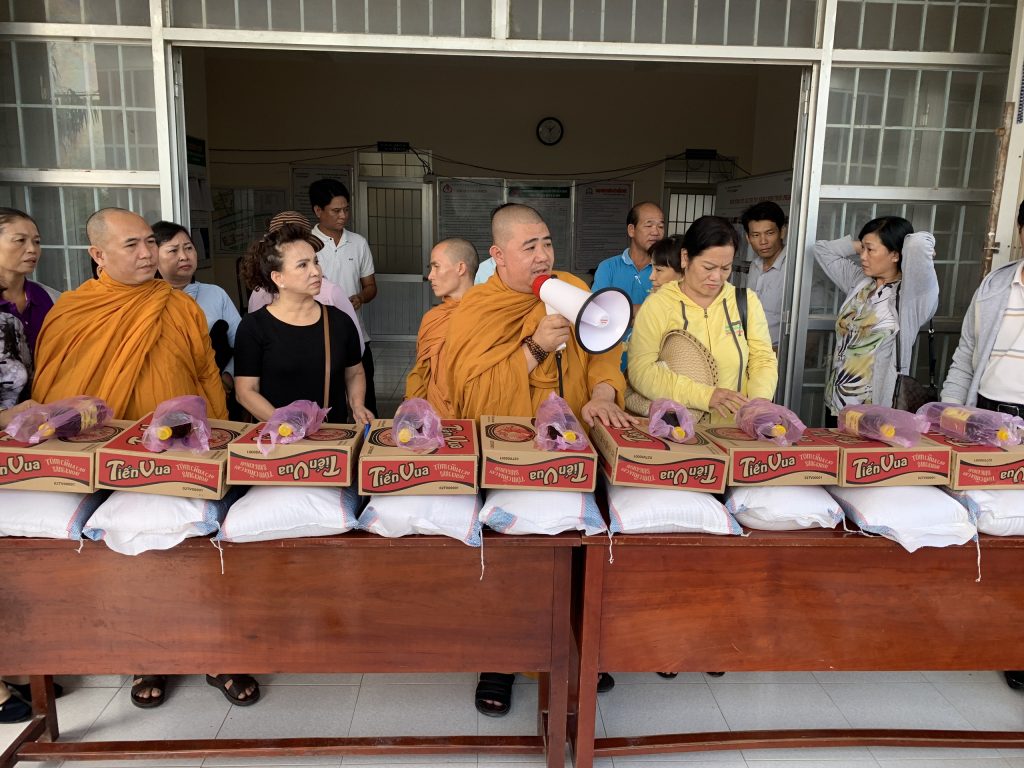 Kiên Giang: Tịnh xá Ngọc Sơn và Phật tử phát quà tại xã Vân Khánh