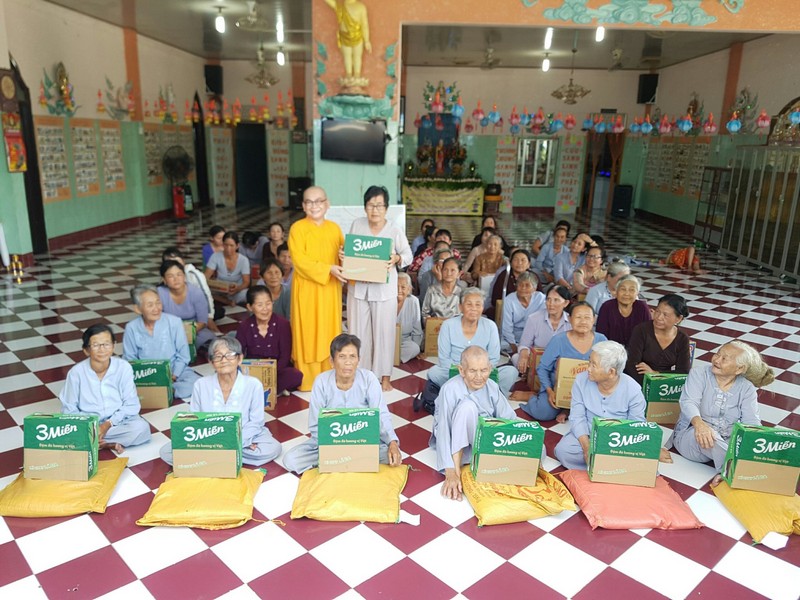 Bình Thuận: Tịnh Xá Ngọc Vân tặng quà cho gia đình có hoàn cảnh khó khăn tại huyện Bắc Bình.