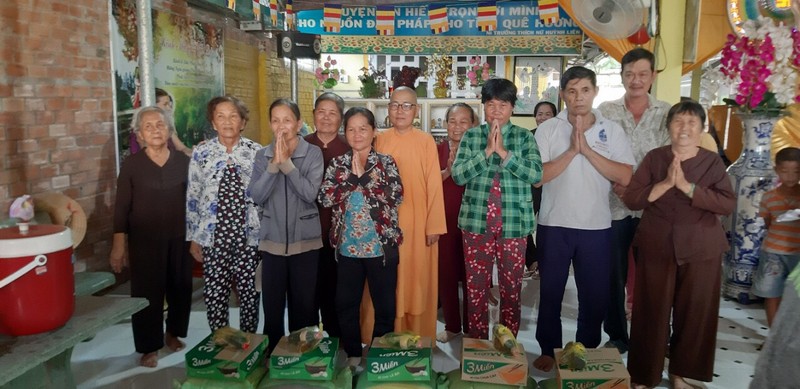 Long An: Tịnh xá Ngọc Tân tặng quà cho bà con nghèo xã Hòa Khánh Tây