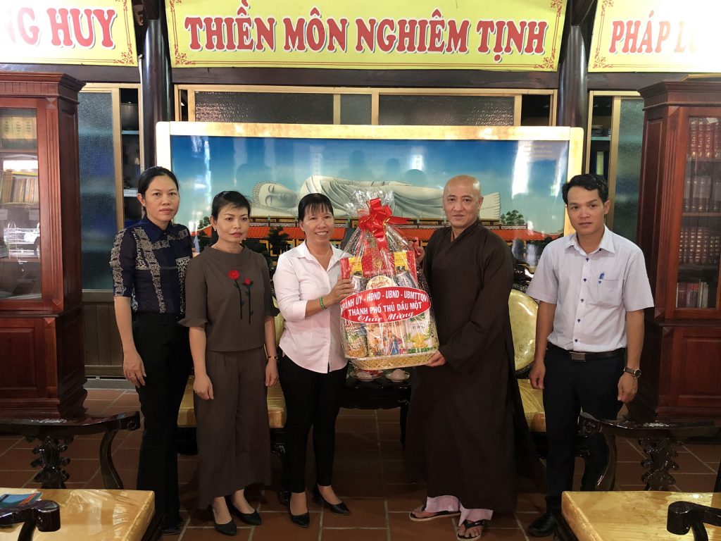 Bình Dương: Lãnh đạo TP. Thủ Dầu Một thăm, chúc mừng lễ Vu lan Báo hiếu tại chùa Hội Khánh