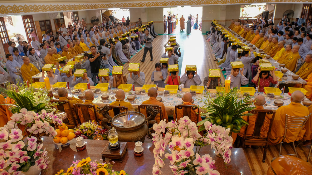 TP.HCM: Trang nghiêm lễ cổ Phật khất thực, dâng y ở tu viện Vĩnh Đức
