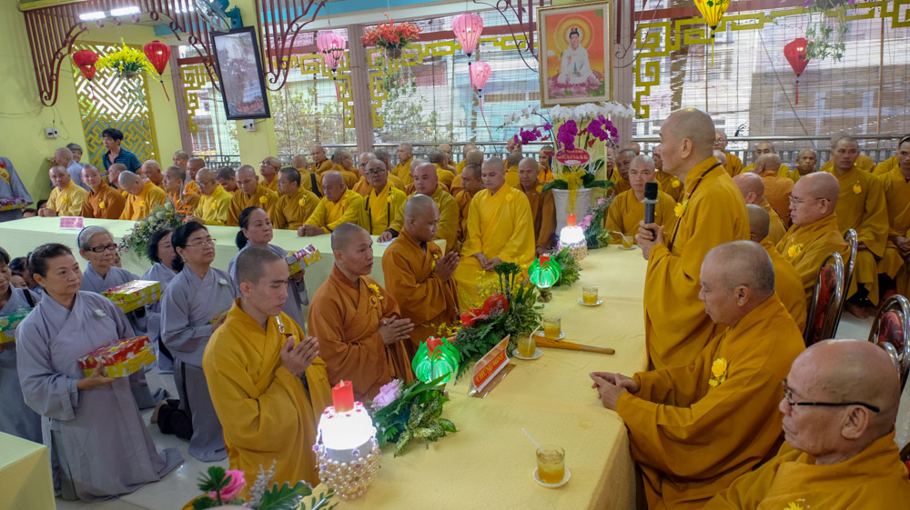 Chùa Pháp Hoa tổ chức lễ Vu lan dâng y và tặng quà cho đồng bào địa phương