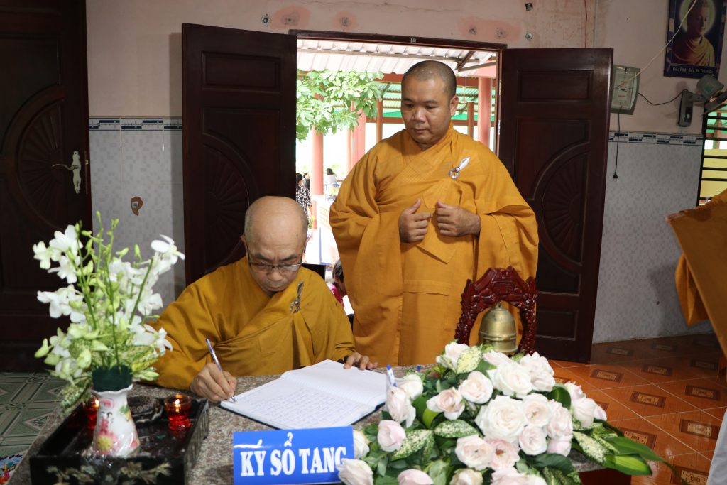 Bến Tre: Thường trực Ban Trị sự tỉnh và đại diện Ban Trị sự các huyện viếng lễ tang Hòa thượng Thích Hiển Thuận