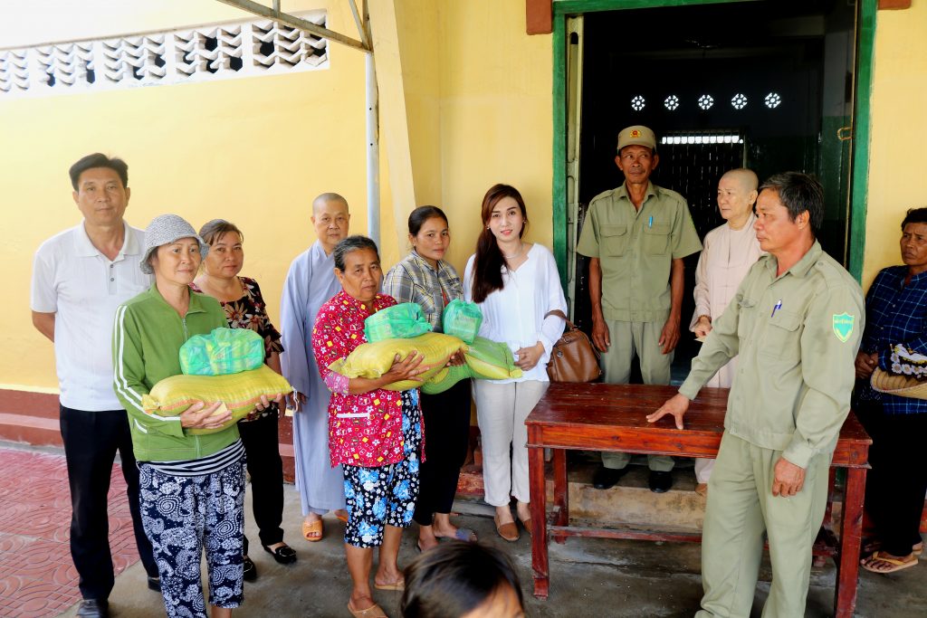 Trà Vinh: Chùa Phổ Minh tặng quà từ thiện nhân mùa Vu lan Báo hiếu PL.2563