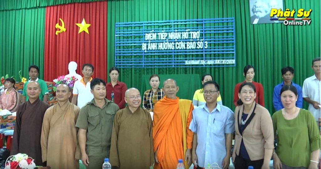 [Video] Kiên Giang: Hòa thượng Danh Đổng và đoàn Phật tử chùa Bửu Thọ phát quà cho bà con ảnh hưởng bão số 3