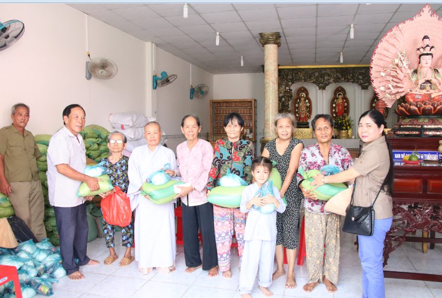 Kiên Giang: Chùa Trúc Lâm phát quà cho bà con nghèo nhân mùa Vu Lan PL.2563