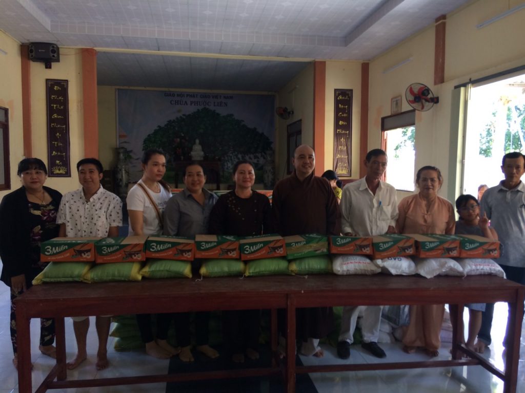 Kiên Giang: Chùa Phước Liên phát quà cho bà con nghèo tại địa phương