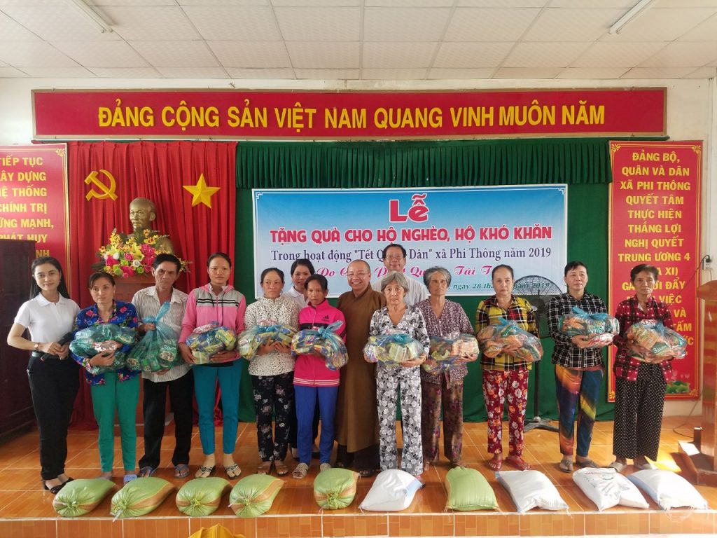 Kiên Giang: Chùa Phật Quang phát quà tại xã Phi Thông, TP. Rạch Giá
