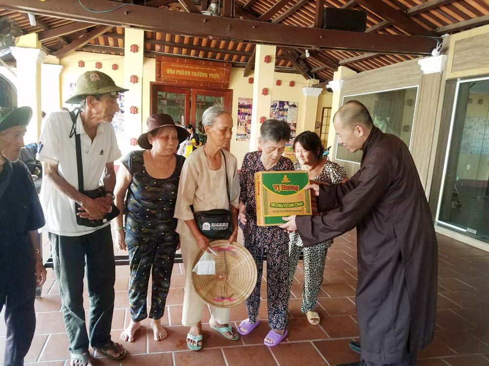 [Video] Kiên Giang: Chùa Tam Bảo (TP.Rạch Giá) phát quà nhân mùa Vu lan