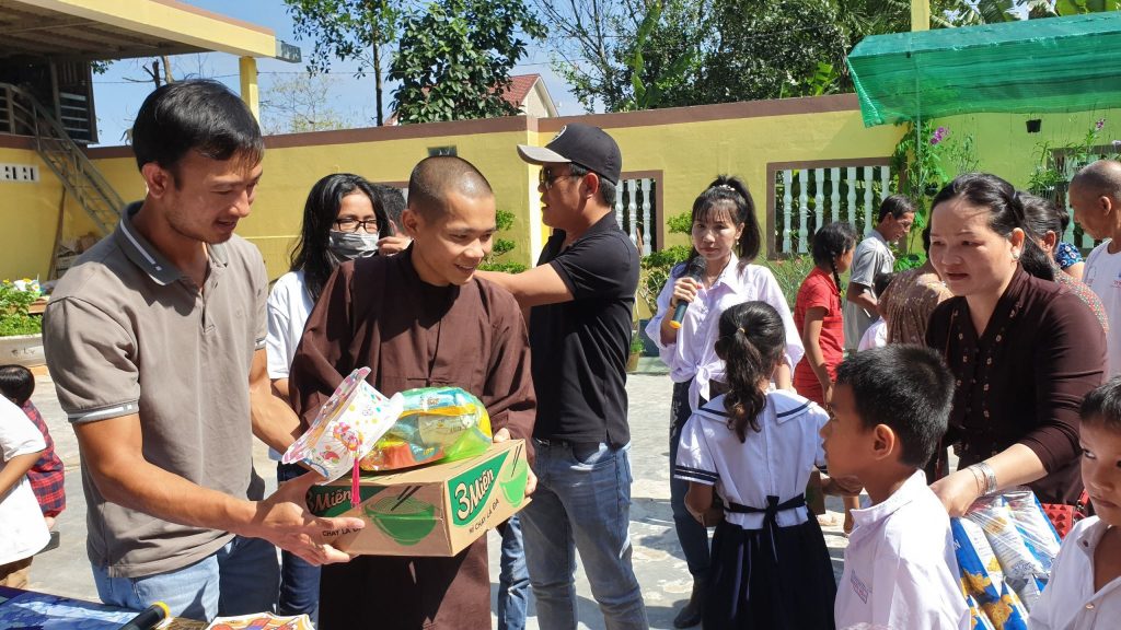 Trà Vinh: Trao quà Trung thu cho các em học sinh tại chùa Lâm Phước