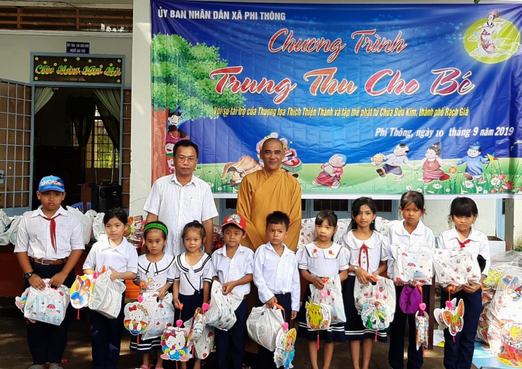 Kiên Giang: Chùa Bửu Kim tặng 250 phần quà Trung thu tại xã Phi Thông