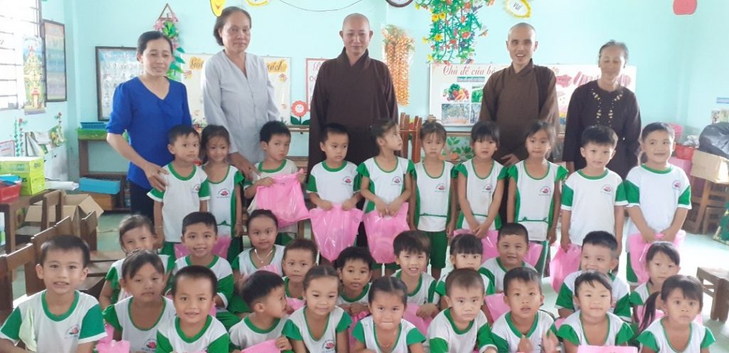 Bến Tre: Chùa Long Khánh tặng quà Trung thu cho các em thiếu nhi