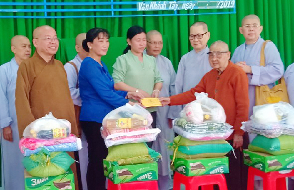 Kiên Giang: Phân ban Ni giới tỉnh Trà Vinh tặng quà tại huyện An Minh