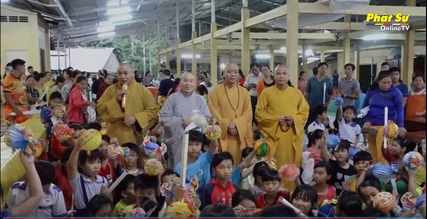 [Video] Đồng Tháp: Chùa Linh Sơn tổ chức vui trung thu "Đêm hội trăng rằm" cho hơn 500 em nhỏ