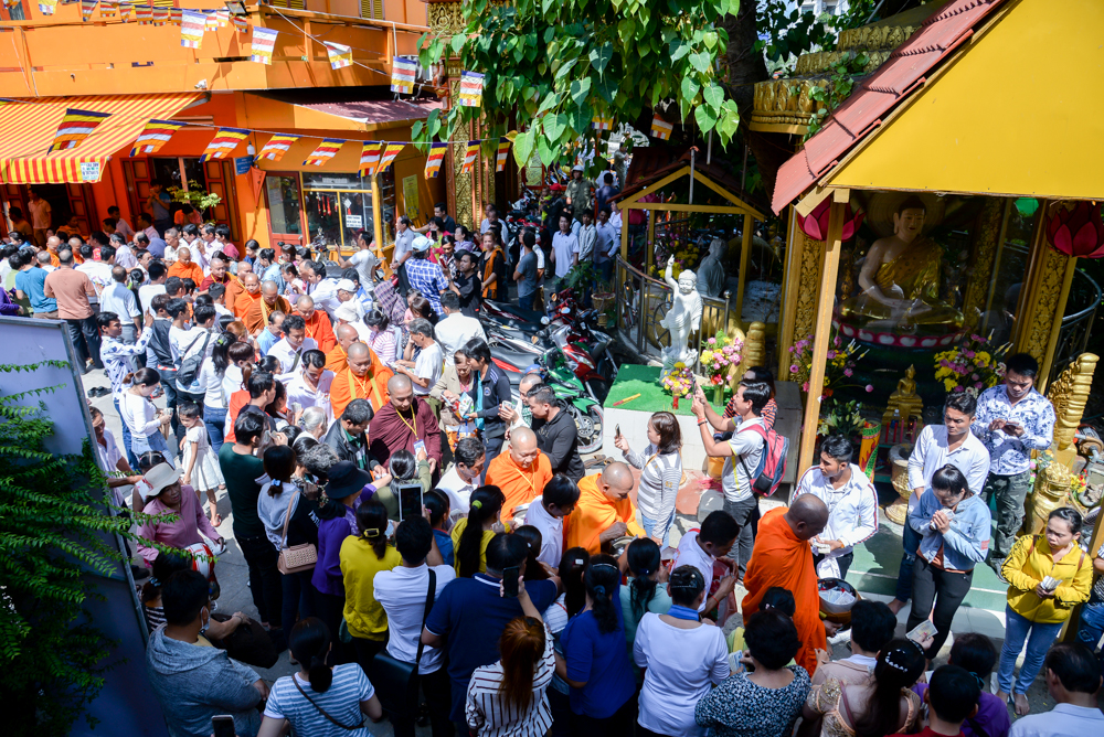 TP.HCM: Người dân Khmer về chùa Chantarangsay dự Lễ hội Sen Đôn Ta