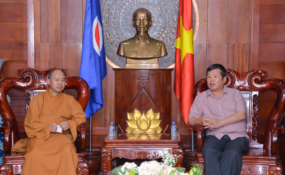 Lào: Trung ương GHPGVN thăm Tổng lãnh sự quán Việt Nam
