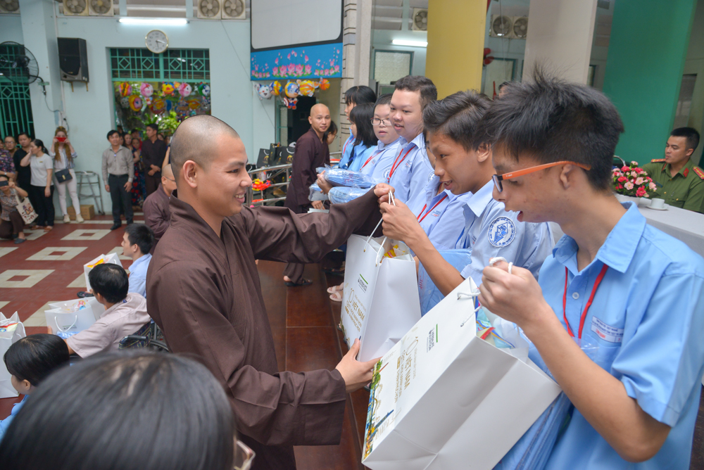 TP.HCM: Chùa Minh Đạo đem Tết Trung Thu trọn vẹn và ấm áp cho trẻ khuyết tật