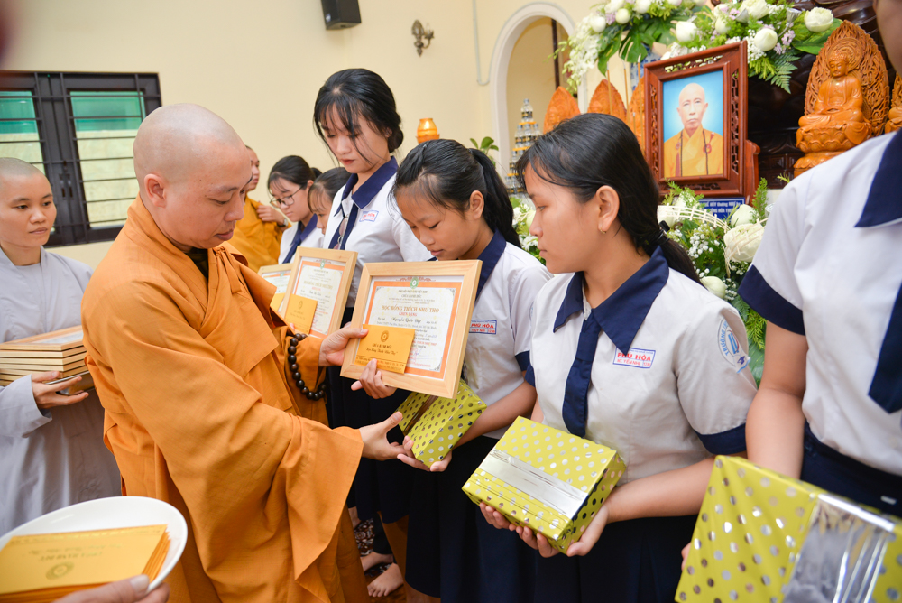 TP.HCM: Chùa Hạnh Đức trao 41 phần học bổng Thích Như Thọ