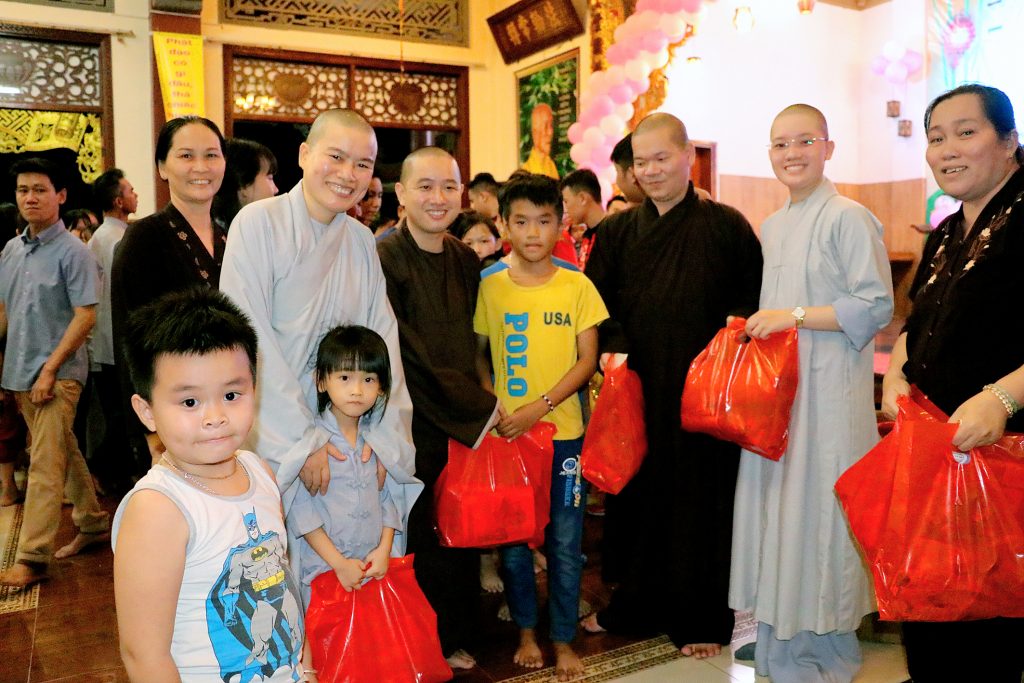 Bình Dương: Đêm hội “Trăng rằm cho em” cho các em thiếu nhi tại chùa Từ Huệ