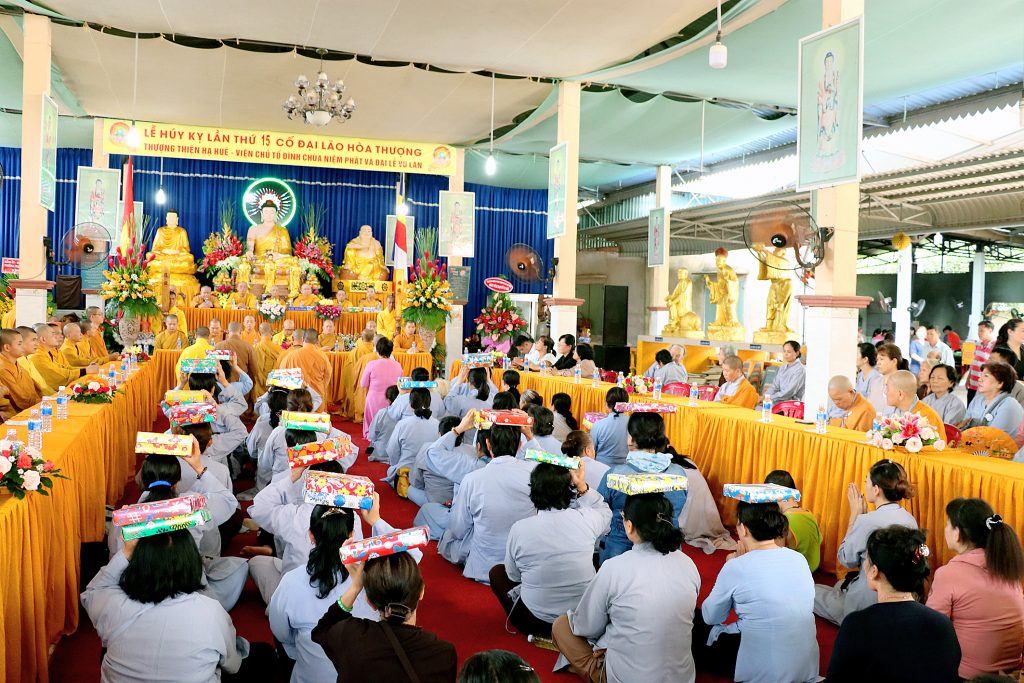 Bình Dương: Lễ Húy kỵ lần thứ 15 cố Đại lão HT. Thích Thiện Huê và dâng cúng Pháp y Ca sa tại chùa Niệm Phật