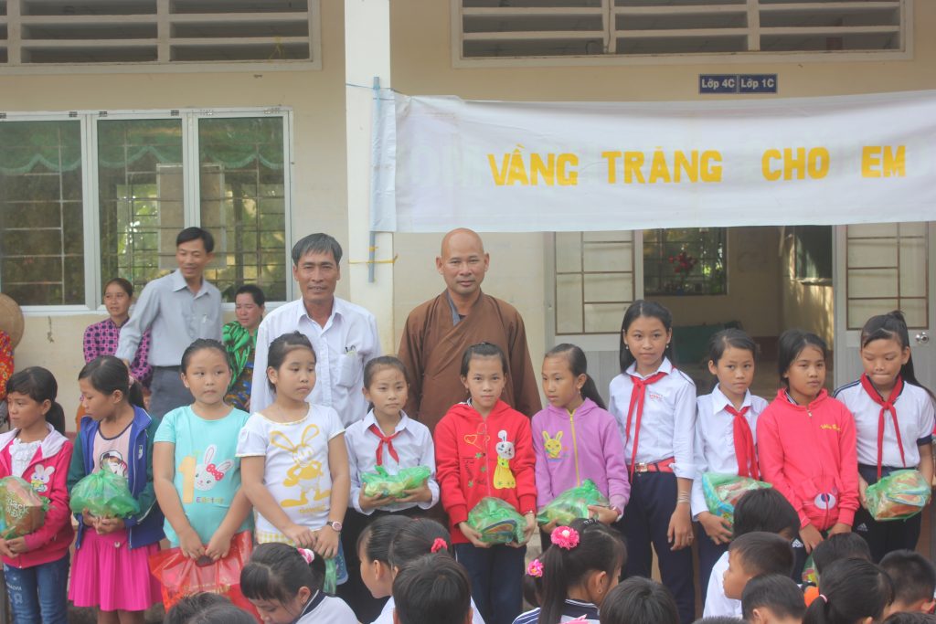 Sóc Trăng: Chùa Vĩnh Phước phát quà Trung Thu cho các em thiếu nhi