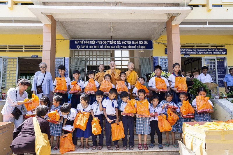 Long An: Tịnh xá Ngọc Tháp phát quà từ thiện cho người nghèo và trao quà Trung thu cho các em học sinh