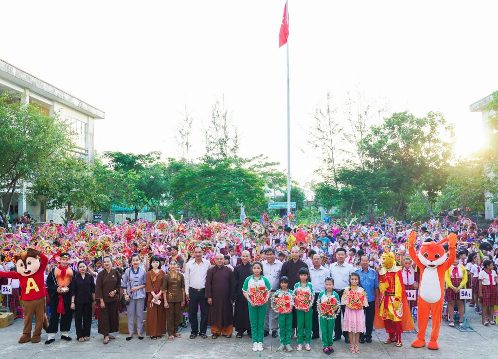 Cần Thơ: Chùa Minh Đạo trao tặng 6000 phần quà trung thu tại huyện Cờ Đỏ