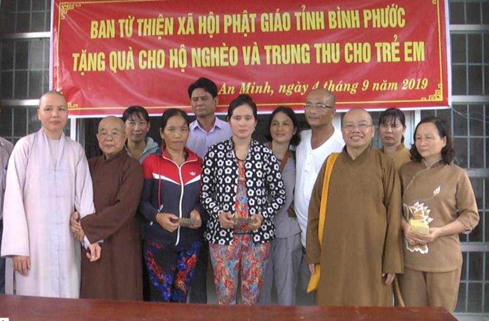 Kiên Giang: Ban Từ thiện xã hội Phật giáo tỉnh Bình Phước thăm và tặng quà cho bà con bị ảnh hưởng cơn bão số 3