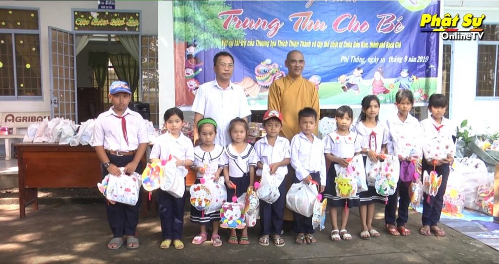 [Video] Kiên Giang: Chùa Bửu Kim tặng quà Trung thu tại xã Phi Thông