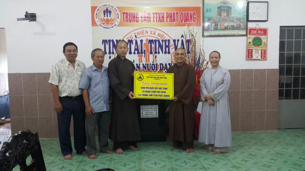 Kiên Giang: Chùa Sắc Tứ Thập Phương thăm quà tặng quà cho các em tại Trung tâm từ thiện xã hội Phật Quang