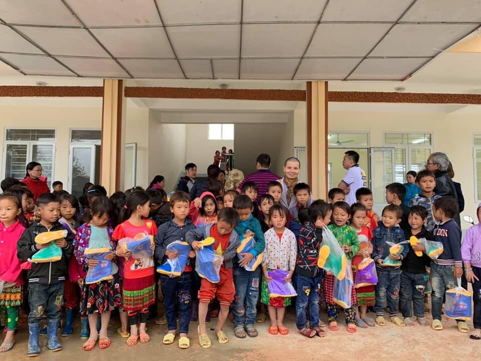 Hà Giang: Chùa Hưng Phước (Bến Tre) trao yêu thương cho học sinh vùng cao