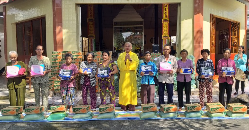 Kiên Giang: Hội từ thiện Phật tử chùa Phổ Minh tặng quà tại huyện Giồng Riềng