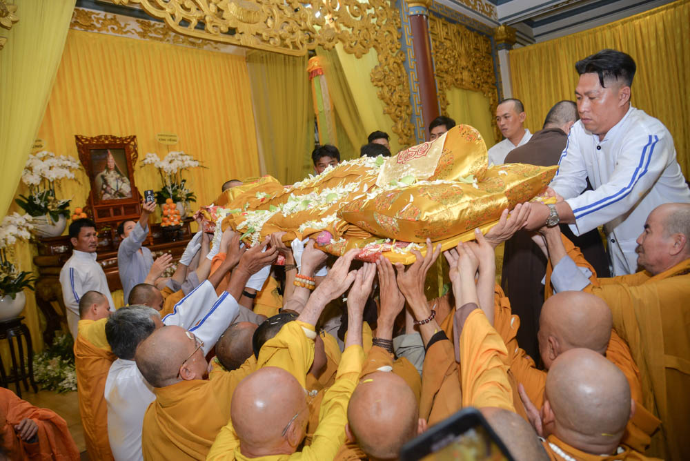 TP.HCM: Cung thỉnh nhục thân Trưởng lão Hòa thượng Thích Viên Giác nhập kim quan