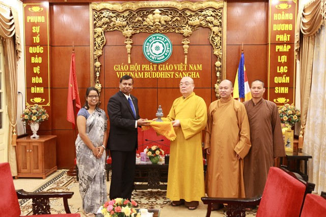 Hà Nội: Đại sứ quán Sri – Lanka thăm và lễ Phật tại chùa Quán Sứ