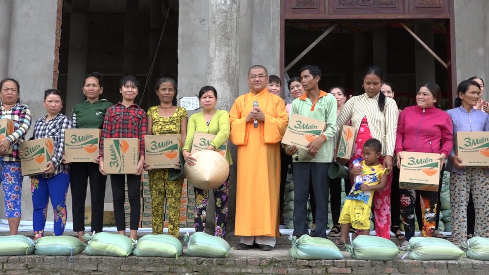 [Video] Kiên Giang: Hội từ thiện Phật tử chùa Phổ Minh phát quà tại huyện Châu Thành