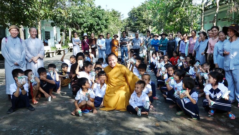 Kiên Giang: Ban văn hóa Phật giáo Sen Vàng đến thăm và tặng quà Trung Tâm Từ thiện Xã hội Phật Quang