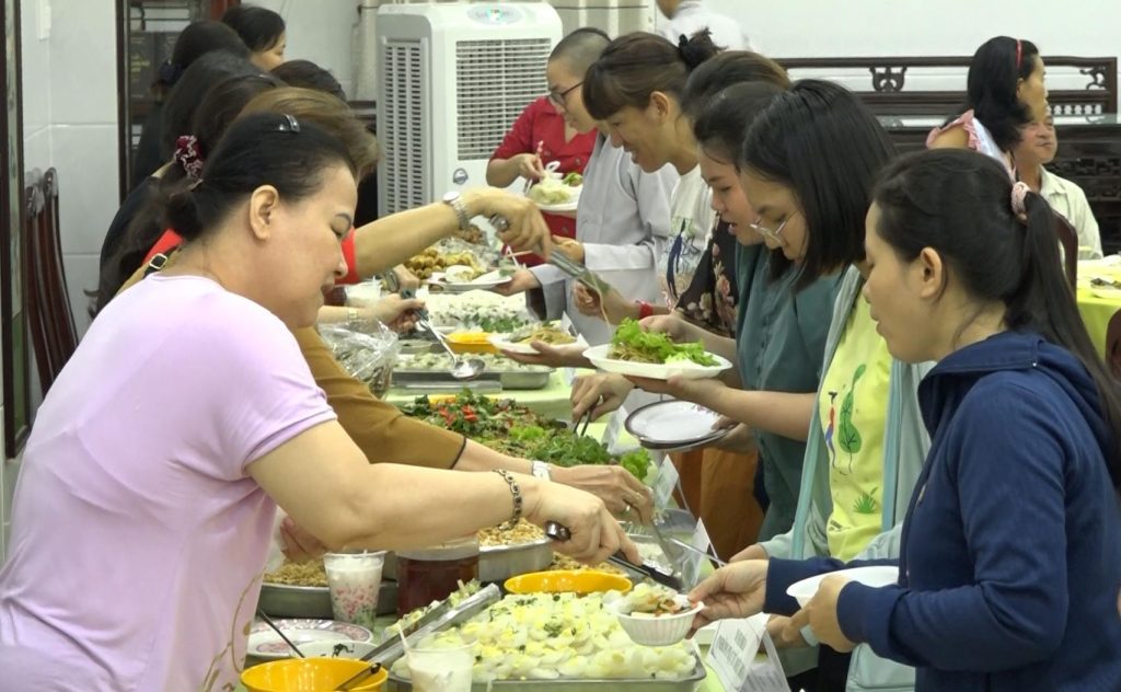 [Video] TP.HCM :Tiệc Buffet Chay tại chùa Bồ Đề Lan Nhã