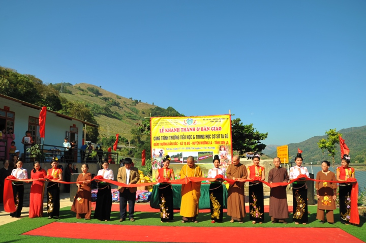 Sơn La: Đoàn từ thiện chùa Hòe Nhai trao tặng điểm trường và phát quà từ thiện tại huyện Mường La