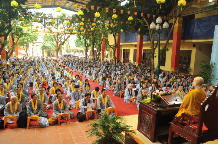 Hà Nội: Ngày thứ hai của khóa tu Tịnh Độ tại chùa Bằng