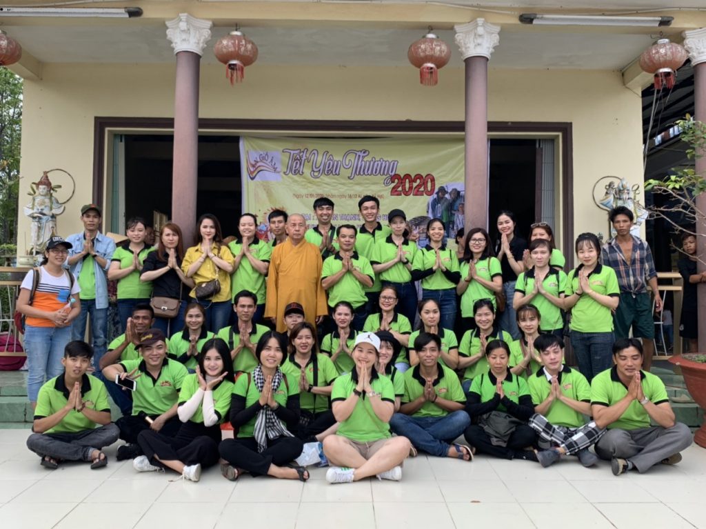 Kiên Giang: Câu lạc bộ thiện nguyện Làn gió Ấm kết hợp cùng chùa Thạnh An phát quà tết cho bà con
