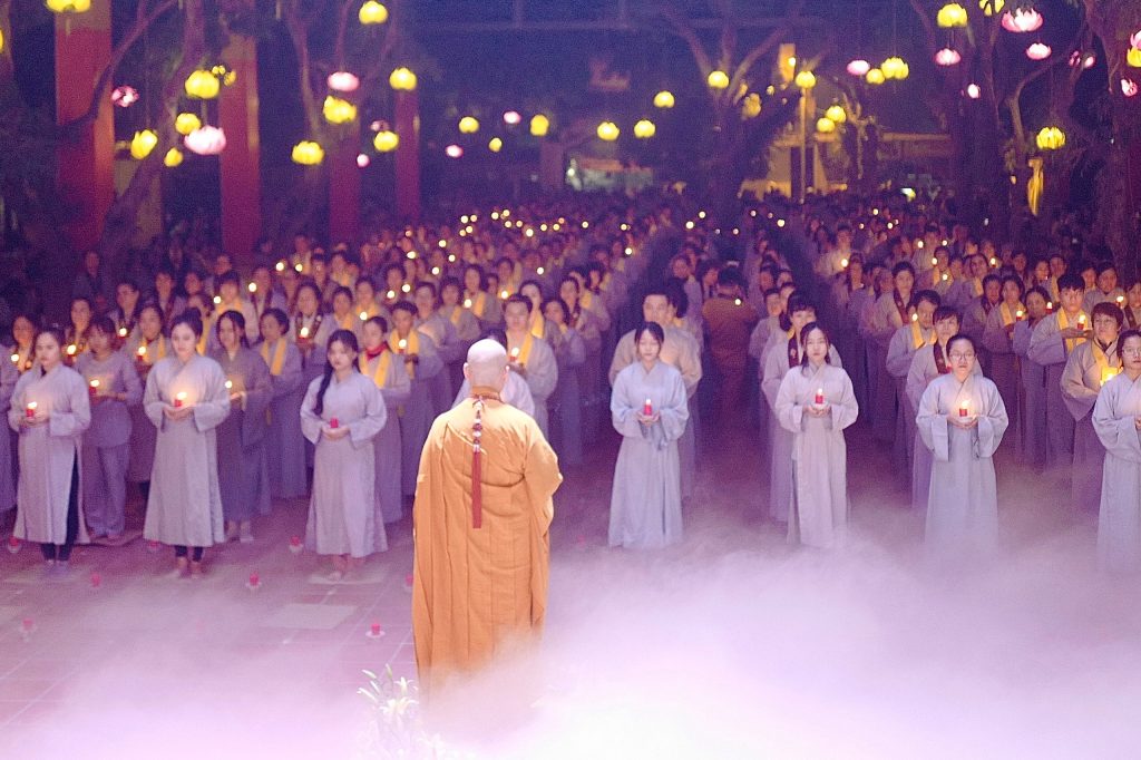 [Video] Đêm hoa đăng kính mừng Phật thành Đạo tại chùa Bằng - Hà Nội