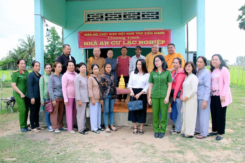 [Video] KIÊN GIANG: TRAO 3 CĂN NHÀ AN CƯ LẠC NGHIỆP VÀ 300 PHẦN QUÀ TẾT CHO NGƯỜI DÂN VÙNG BIÊN GIỚI