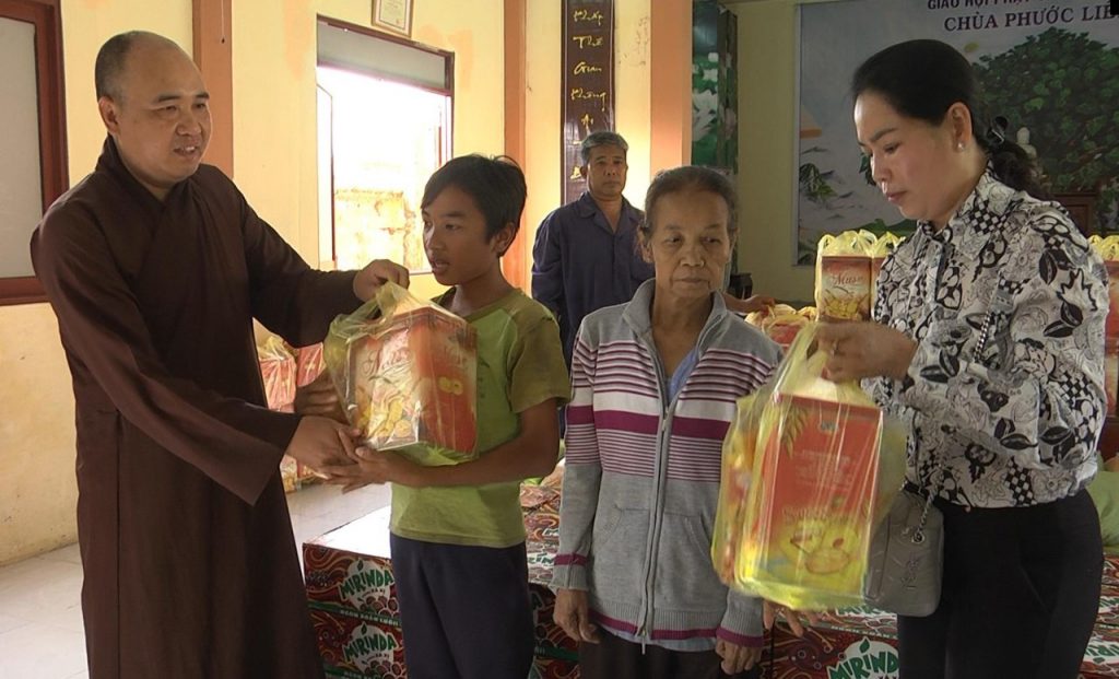Kiên Giang: Chùa Phước Liên phát quà cho bà con vui xuân đón tết